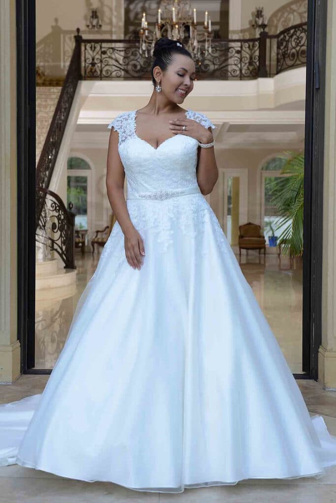 Classic lace ballgown Wedding Dress VW8767 | Marilyn's Bridal