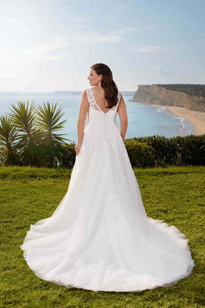 Lace-wedding-dress-ME-21315-back