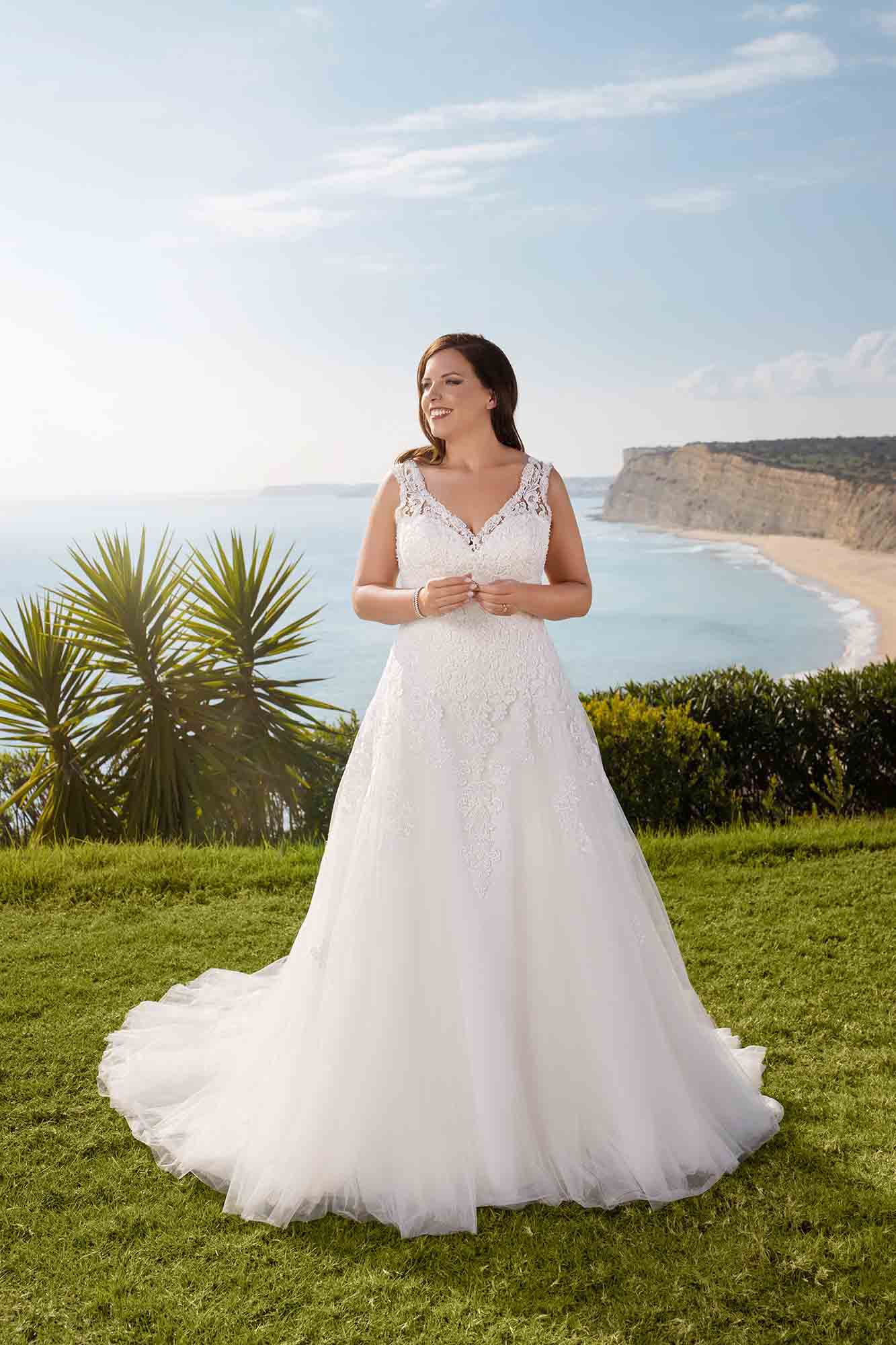 ME21315 from Très Chic | A-Line stunning lace and tulle wedding gown